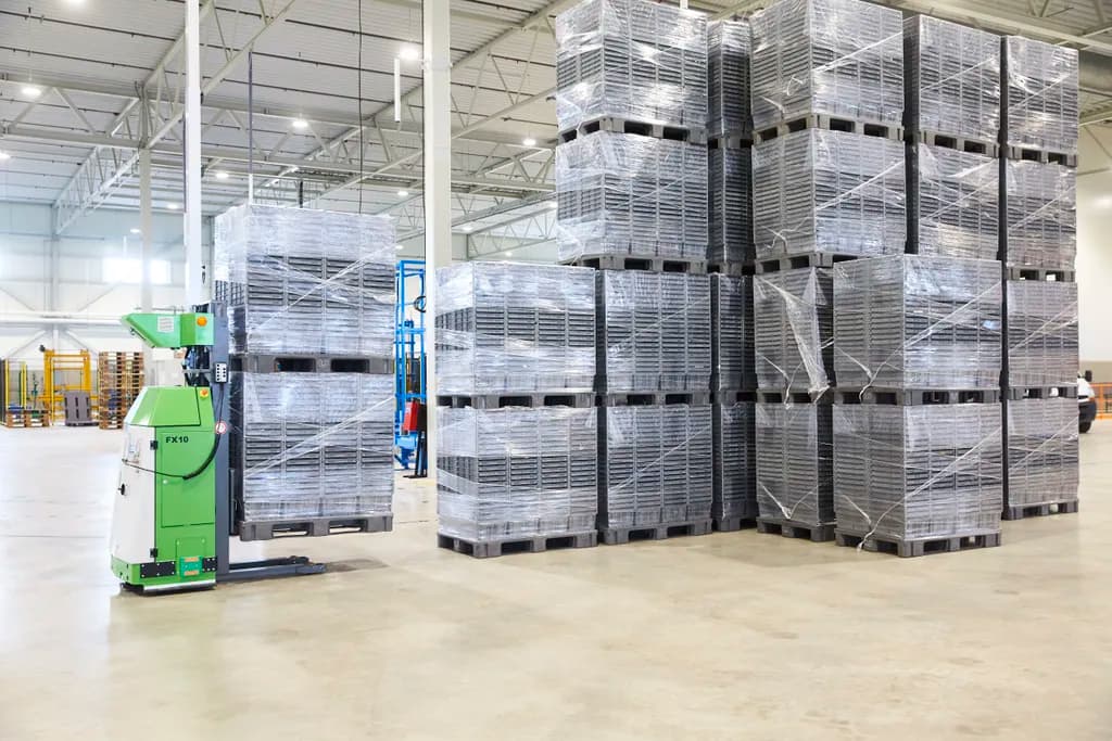 Staplade lådor på lager tillsammans med AGV robot