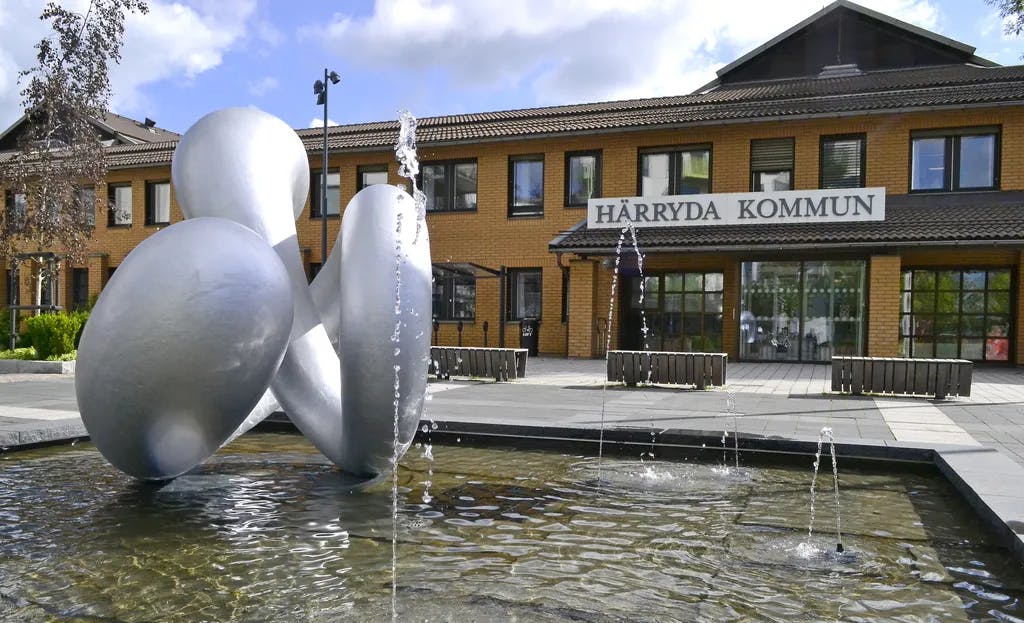 Bild på kommunhuset i Härryda med fontän framför.