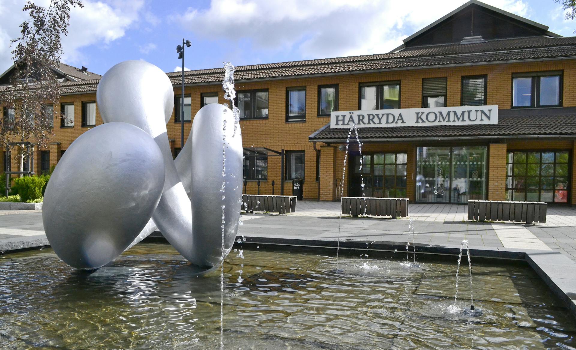 Bild på kommunhuset i Härryda med fontän framför.
